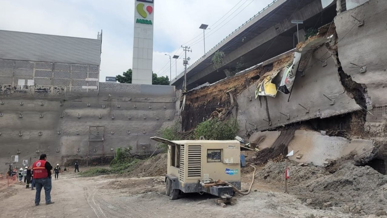 Cierran lateral de Periférico Norte en dirección sur tras el deslizamiento de talud en una construcción