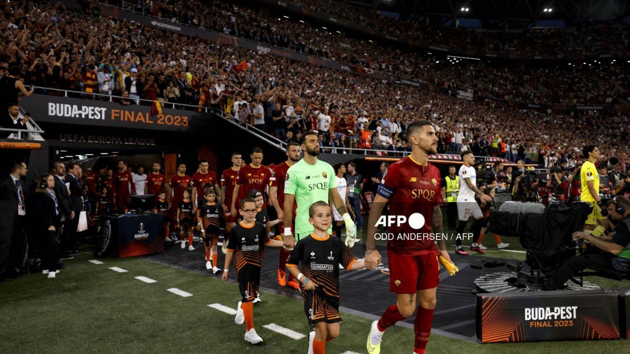 Foto:AFP|Jugadores del Sevilla muestran su apoyo a Sergio Rico tras su accidente