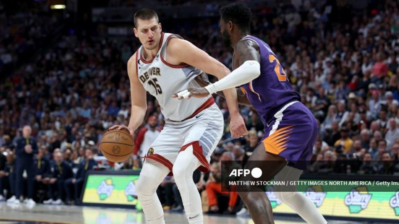 Foto:AFP|Nikola Jokic consigue triple doble; los Nuggets a un juego de eliminar a los Suns