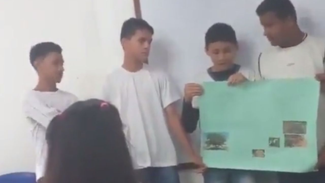 Foto:Captura de pantalla|Circula video de alumno atacando a su compañera durante exposición