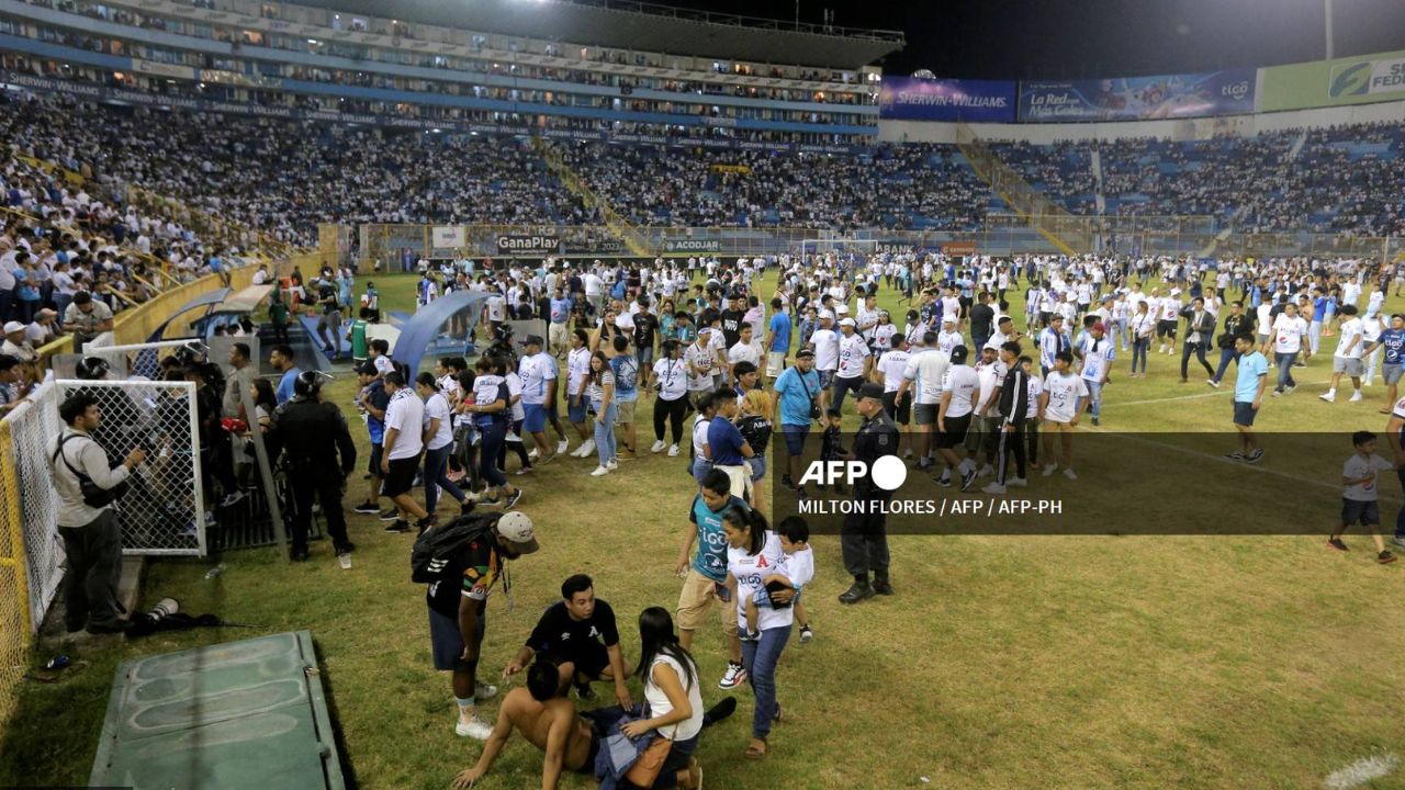 AFP | Estampida en estadio deja doce muertos en El Salvador.