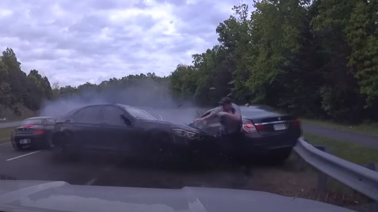 Policía esquiva choque en carretera.