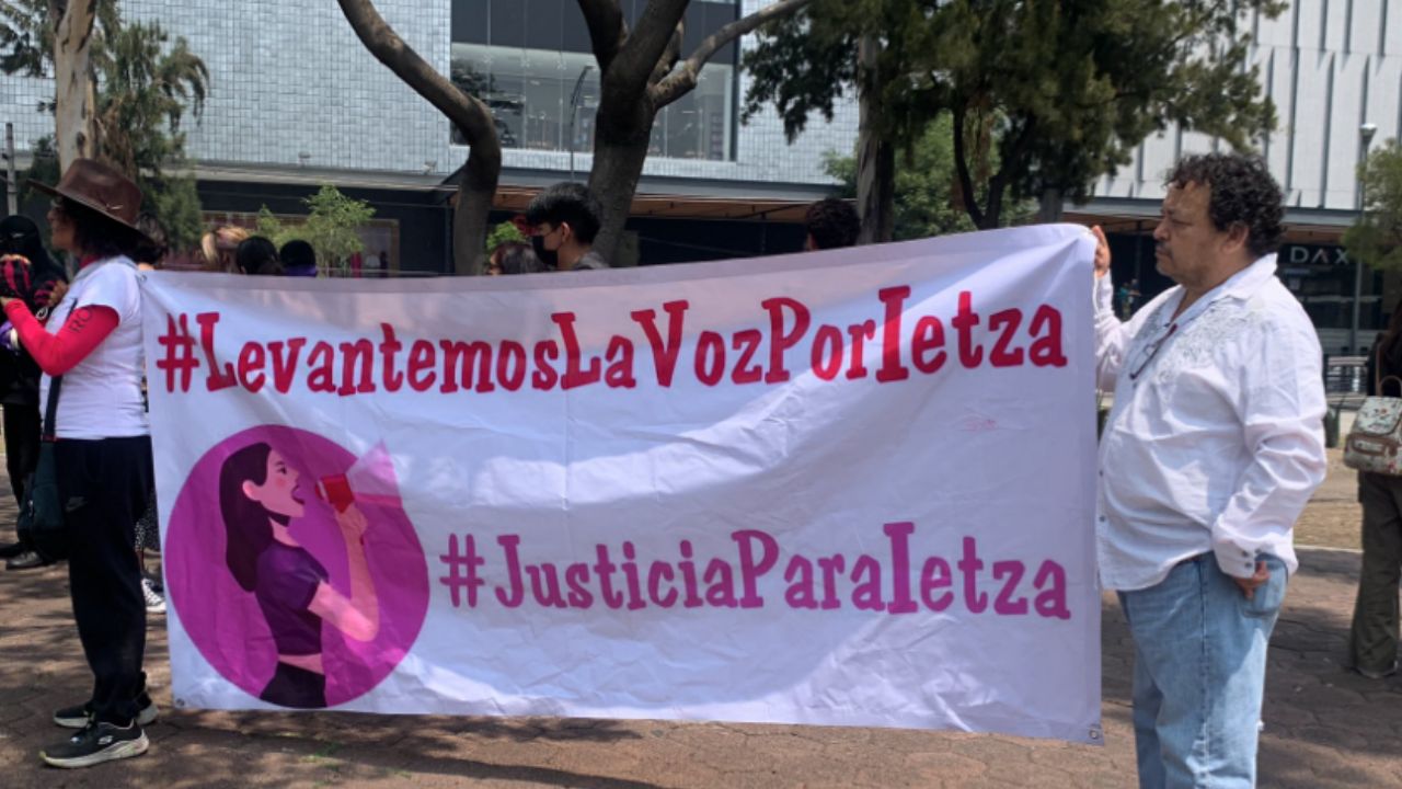 Foto:Twitter/@israellorenzana| Encapuchados toman la Prepa 3; exigen justicia por el suicidio de una alumna