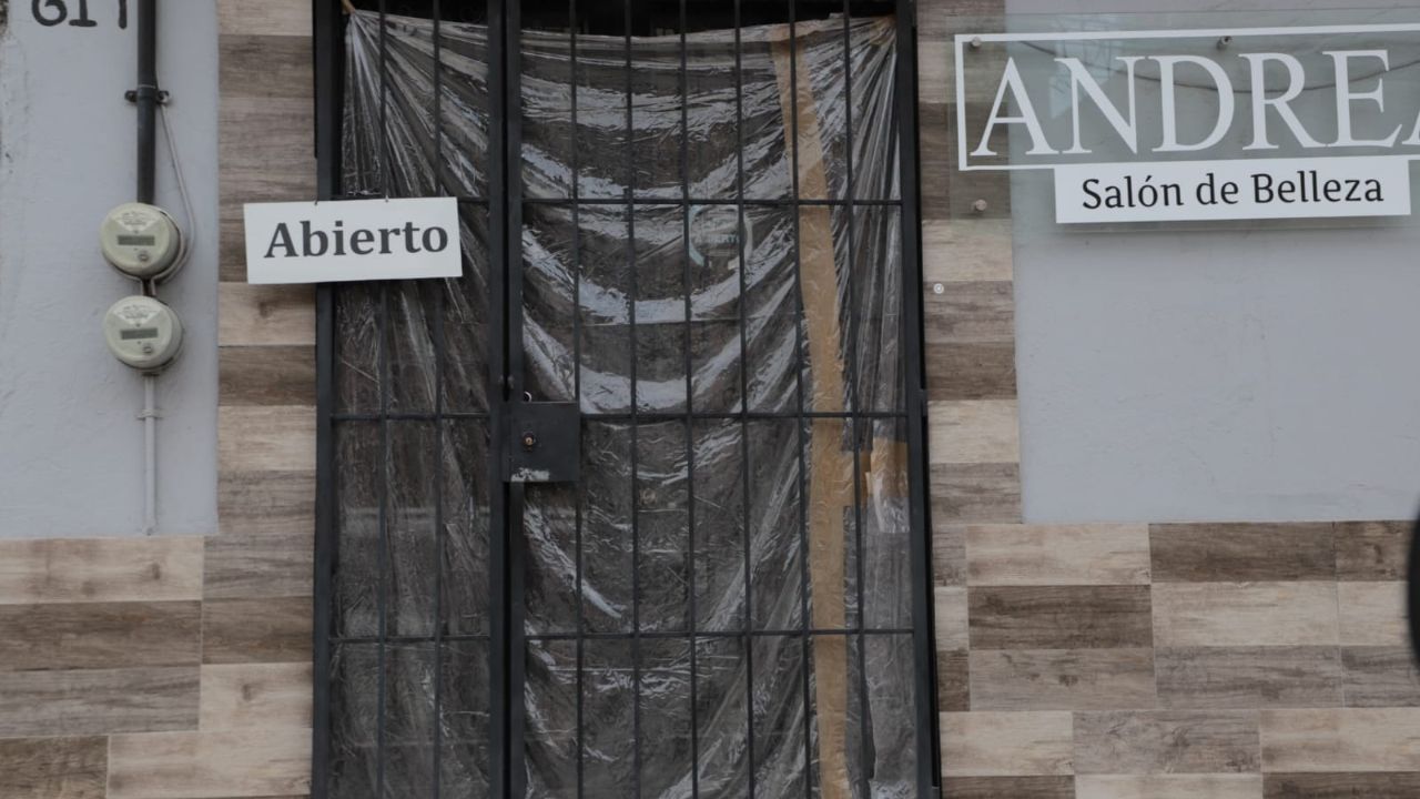 Comerciantes de Puebla, protegen sus negocios con plásticos ante la ceniza que ha arrojado en días recientes el volcán Popocatépetl