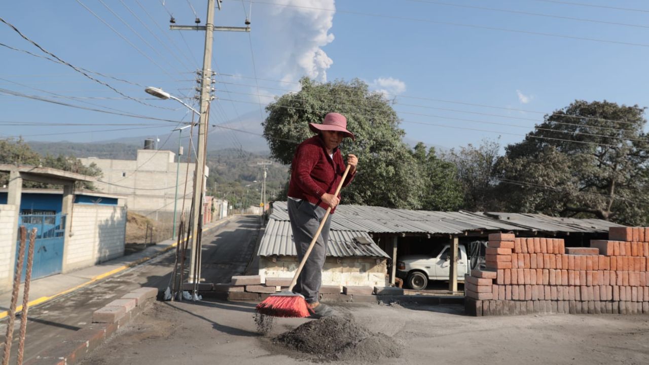 Habitantes del pueblo de San Pedro Benito Juárez, sufren por la caída constante de ceniza del volcán Popocatépetl