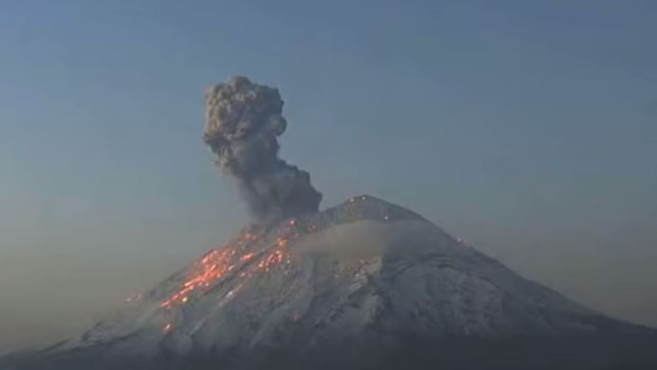 Foto:Captura de pantalla|El Volcán Popocatépetl amanece con explosión e incrementa su actividad