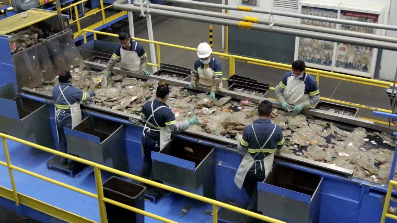 Exhortan a la ciudadanía de abstenerse de lavar las botellas de PET después de consumir su contenido,para evitar el desperdicio de agua