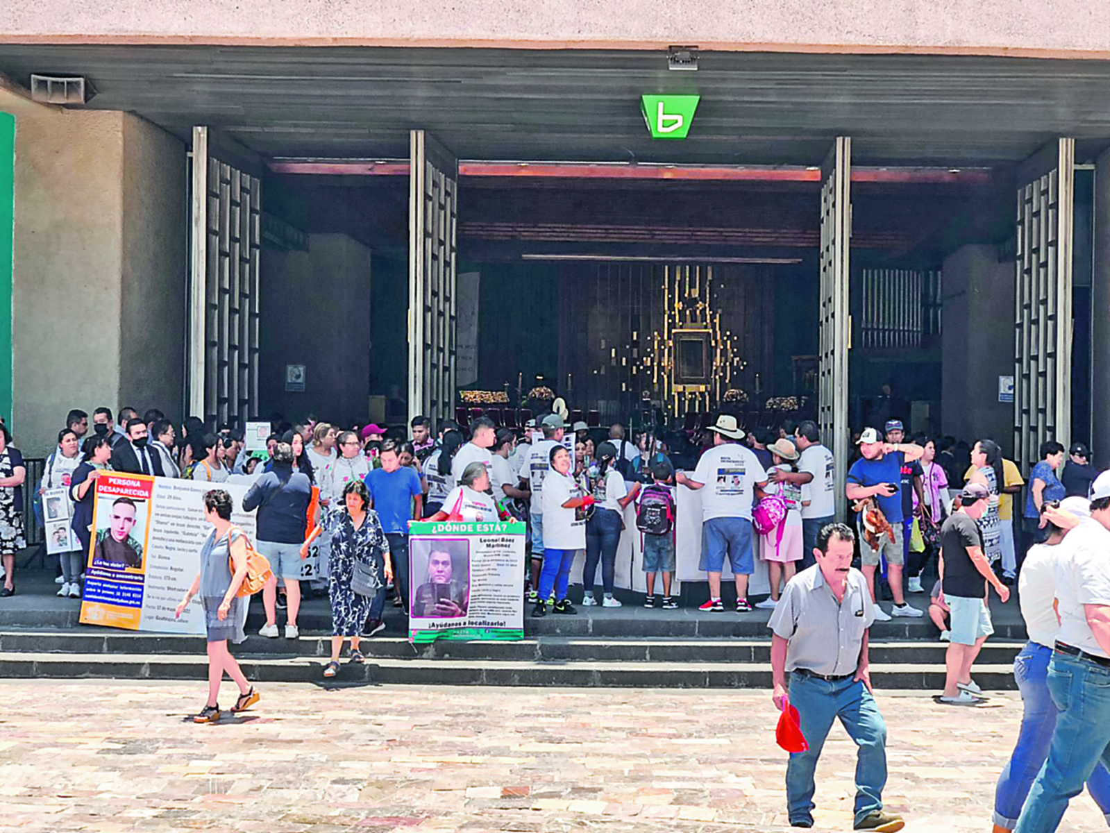 Los familiares de las víctimas de desaparición forzada marcharon de la Basílica a una capilla anexa en la que se realizan los juramentos