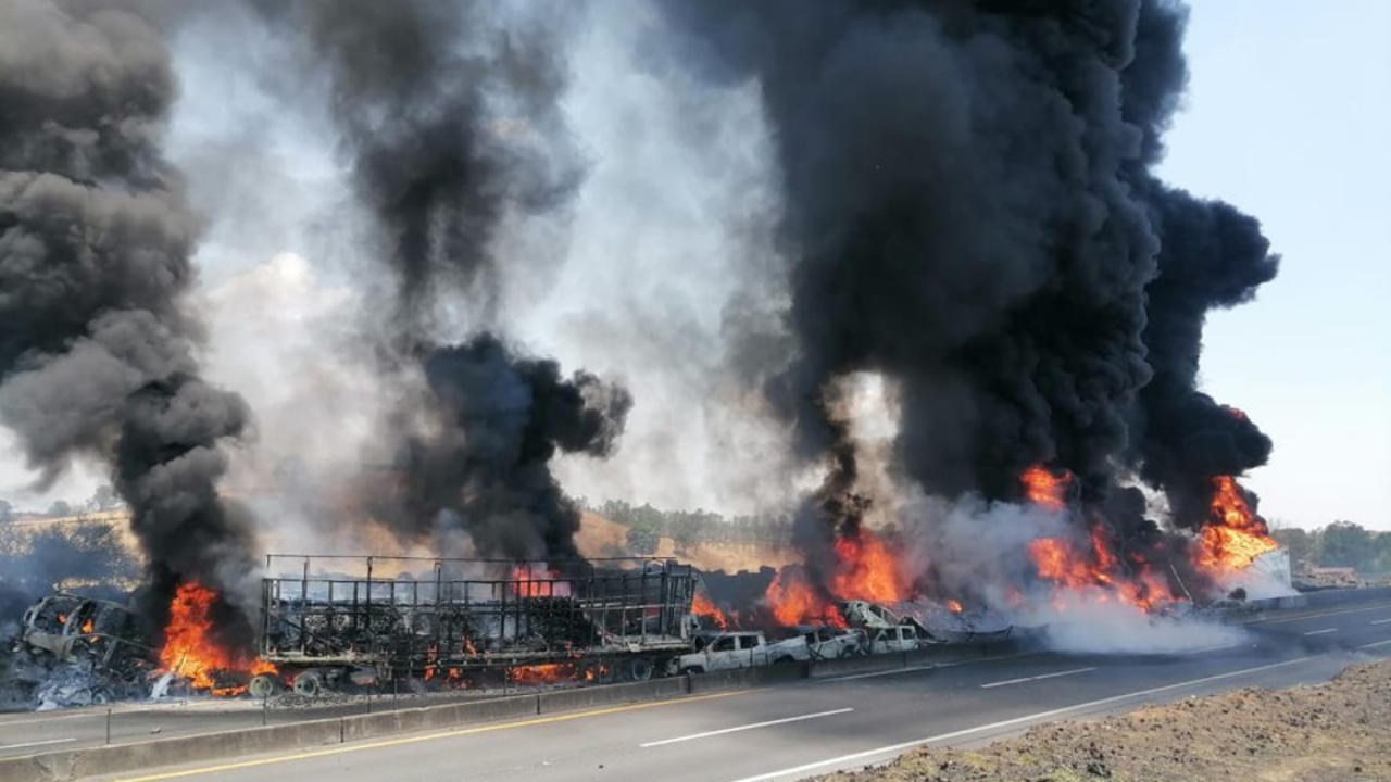 Seis camionetas, cuatro autos compactos, tres tráileres, un torton y un camión de valores involucrados en el accidente