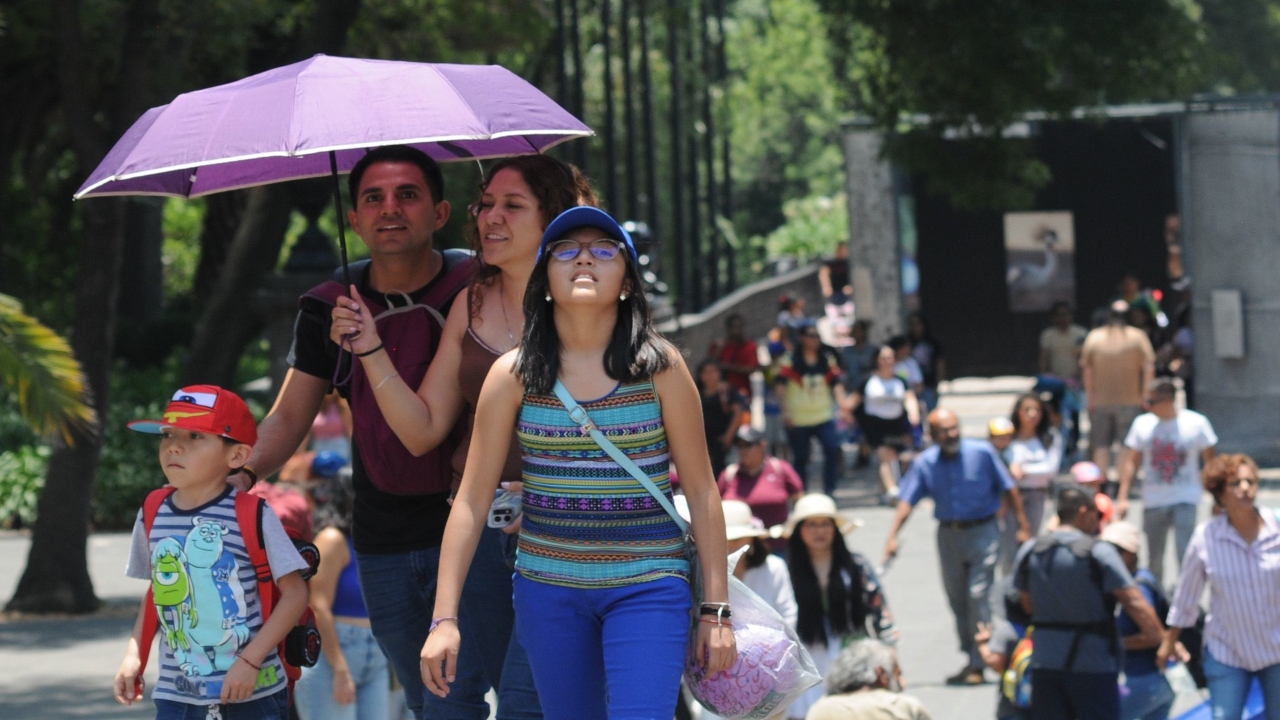 Se activa la alerta amarilla y naranja en la CDMX, esto debido a las altas temperaturas que se prevén para la tarde de este sábado.