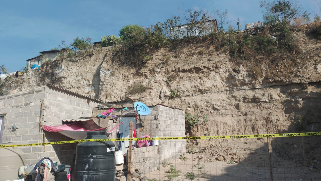 Foto: Especial | Un deslave afectó a varias familias que habitan en Chimalhuacán, Estado de México.