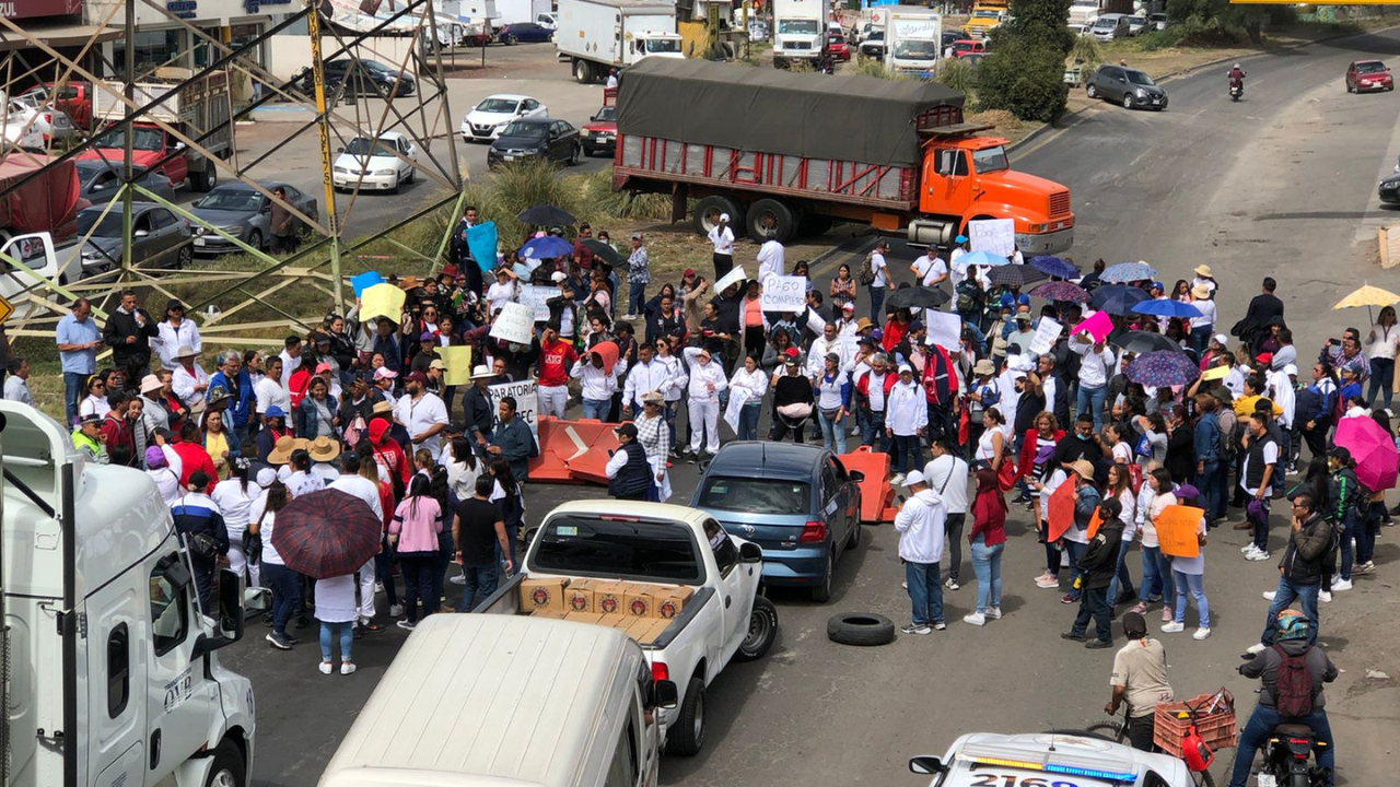 Tras el bloqueo de maestros en la México- Querétaro, un automovilista de la tercera edad falleció dentro de sus auto. 