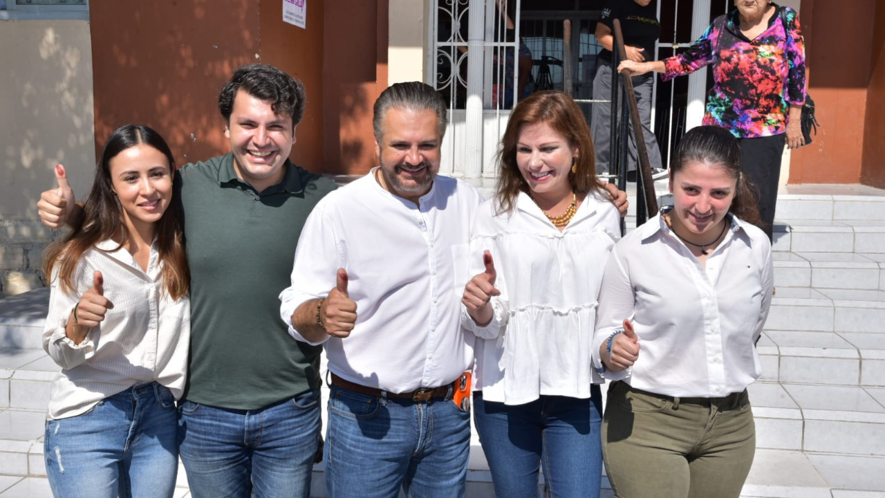 Foto: @leninperezr | Evaristo Lenin Pérez acudió a emitir su voto en compañía de su familia.