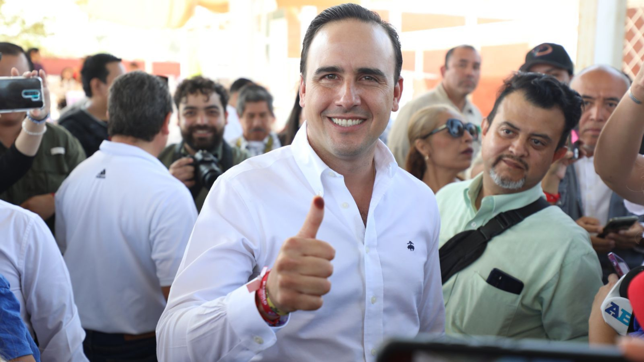 Foto: Especial | Manolo Jiménez acudió en compañía de su familia a realizar su voto.