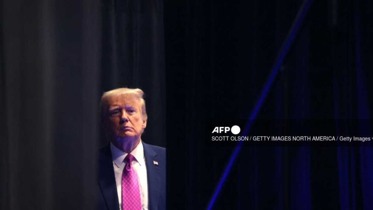 Foto: AFP | Trump denuncia "persecución de opositor político" tras comparecer