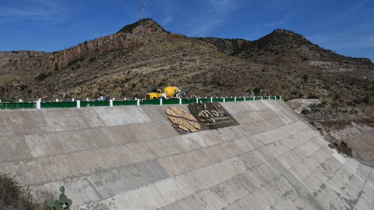 A estas acciones se suma el Plan Emergente impulsado por el Interapas en el que a través de la CEA se apoya con la distribución de agua