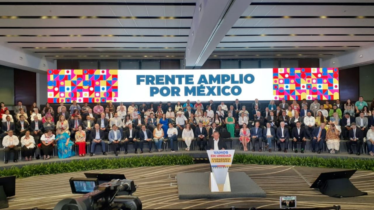 Foto: Gabriela Esquivel | Un policía, un activista y un administrador de empresas se registran ante el Frente Amplio por México