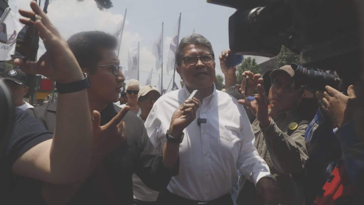 Foto: Gabriela Esquivel | Ricardo Monreal encabezo a un grupo de simpatizantes que lo alentaban en su llegada al Consejo de Morena.