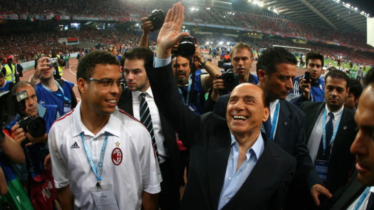 Berlusconi, fanático del fútbol, presidió durante 31 años el AC Milan