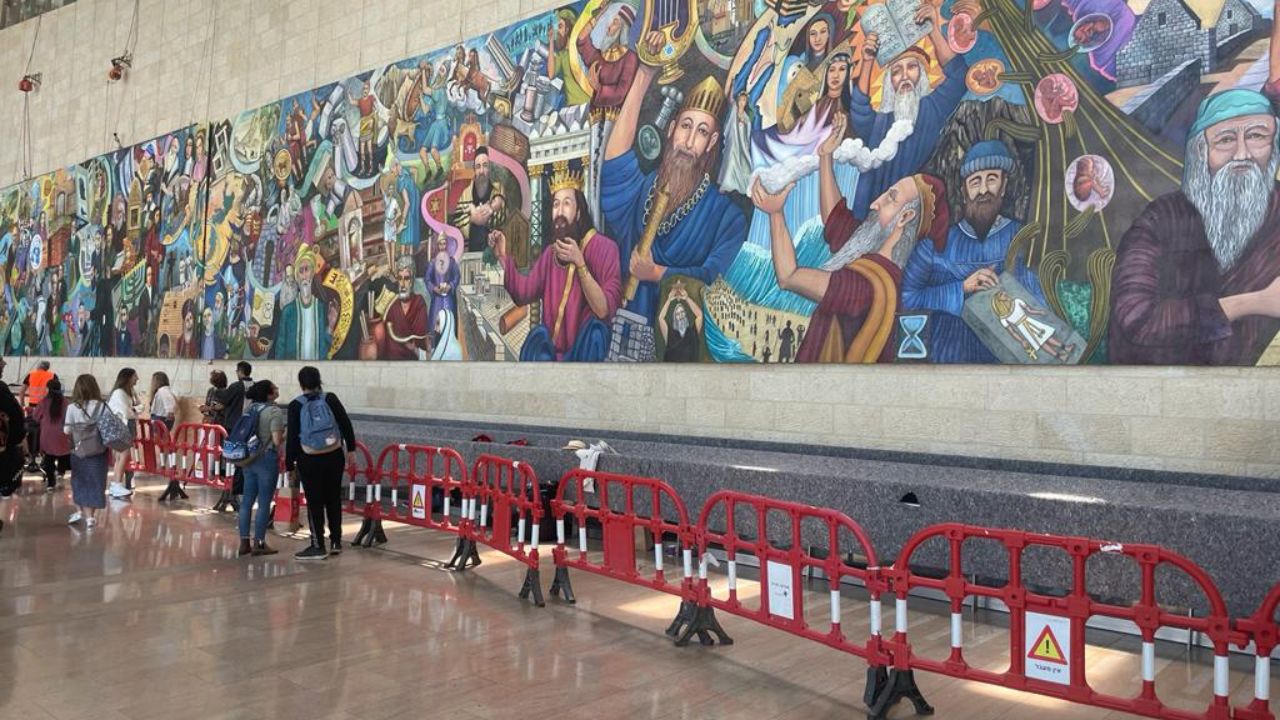 Foto:Redes sociales|Develan mural mexicano en aeropuerto de Israel