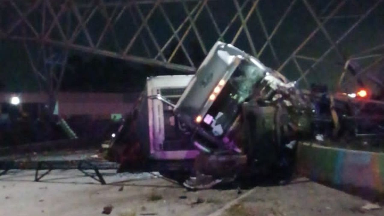 Foto: @PCB_Ecatepec | Tráiler choca y derriba torre de CFE en la Lechería-Texcoco.