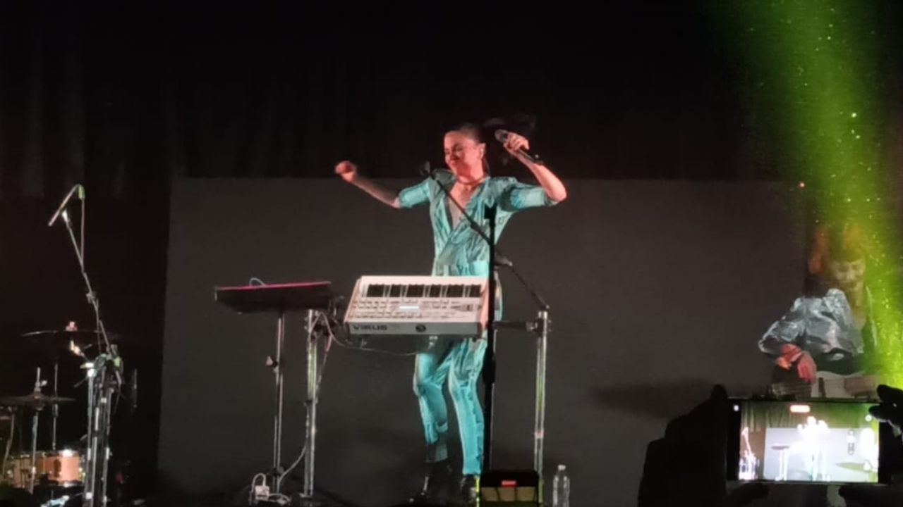 La cantante Javiera Mena ofreció una noche llena de éxitos y agradecimientos pues celebró su cumpleaños 40 en el Foro Indie Rocks