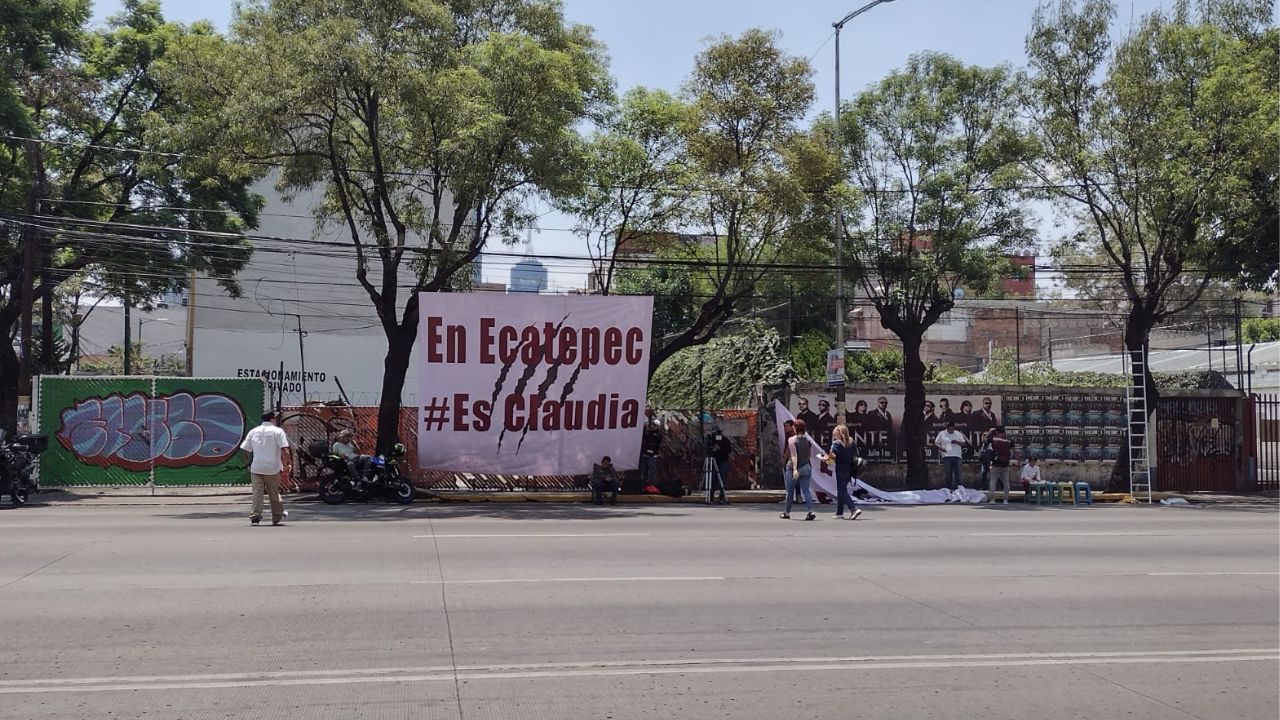Foto: Luis Valdés | Colocan lonas en apoyo a Claudia Sheinbaum.
