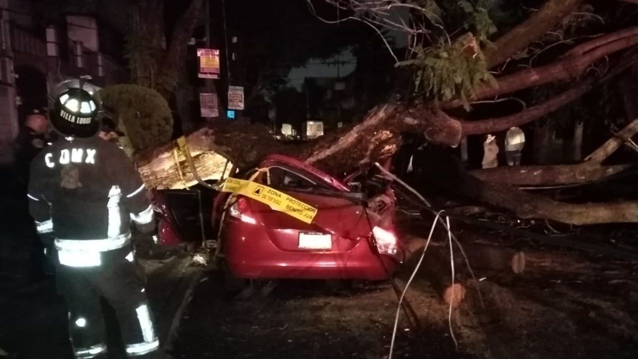 Foto: @Bomberos_CDMX | Lluvias en la capital dejan saldo de una mujer muerta.