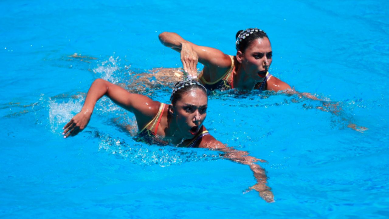 Foto:Twitter/@COM_Mexico|¡Orgullo! Joana Jiménez y Nuria Diosdado se llevan el oro en Natación Artística