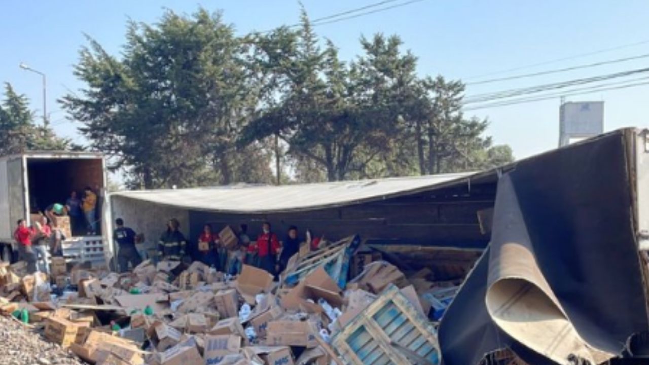 Se vuelca tráiler cargado de jabón líquido en Toluca; tras el incidente la rapiña se hizo presente.