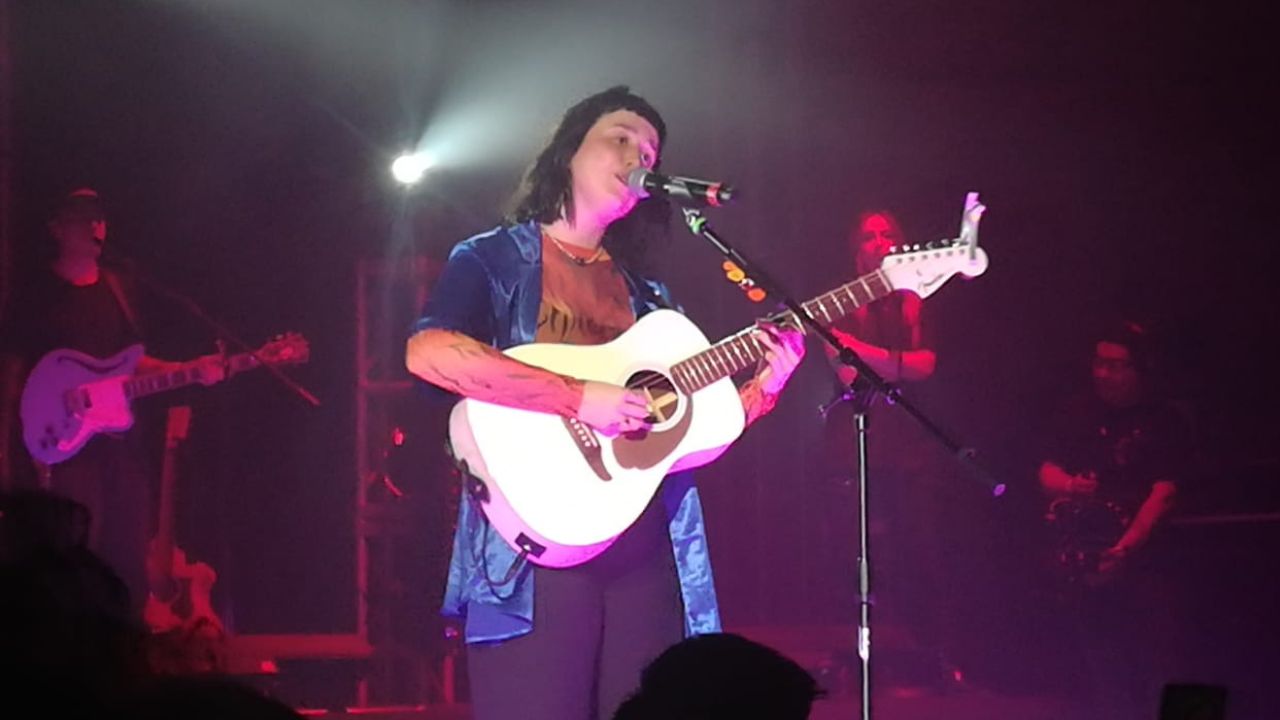 Vanessa Zamora complace a sus fans en el Auditorio BB.