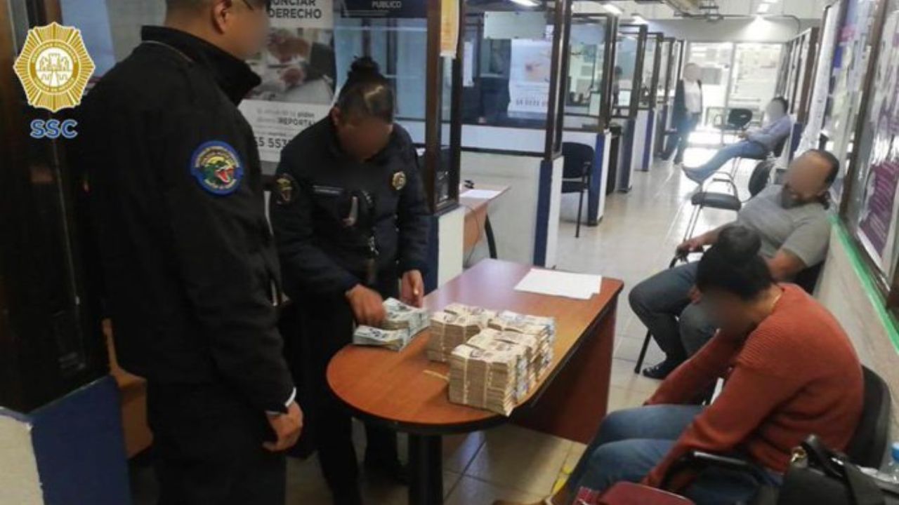 Una mujer fue detenida en el AICM por tener maletas con más de cinco millones de pesos e intentar huir.