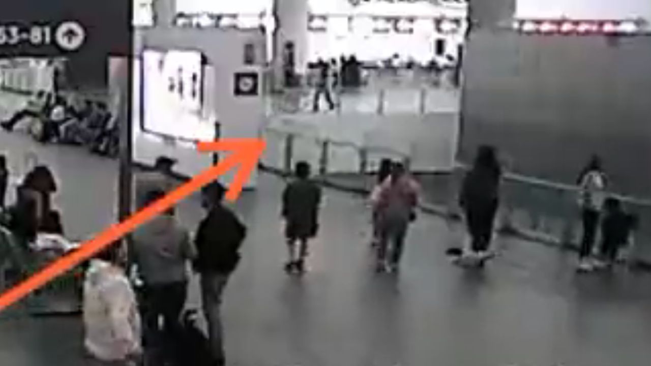 El Aeropuerto Internacional de la Ciudad de México (AICM) compartió el video en el momento en que ocurrió el incidente.