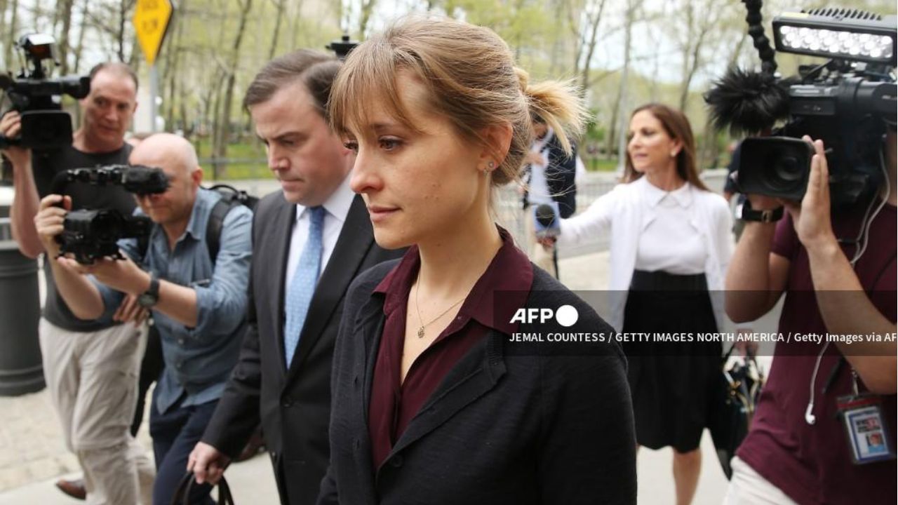 Actriz Allison Mack abandona prisión.