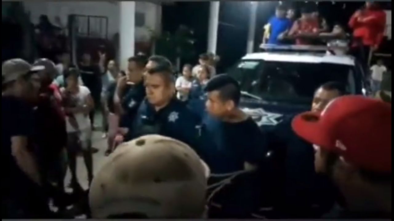 El alcalde fue atado junto con al menos cuatro elementos policiacos.