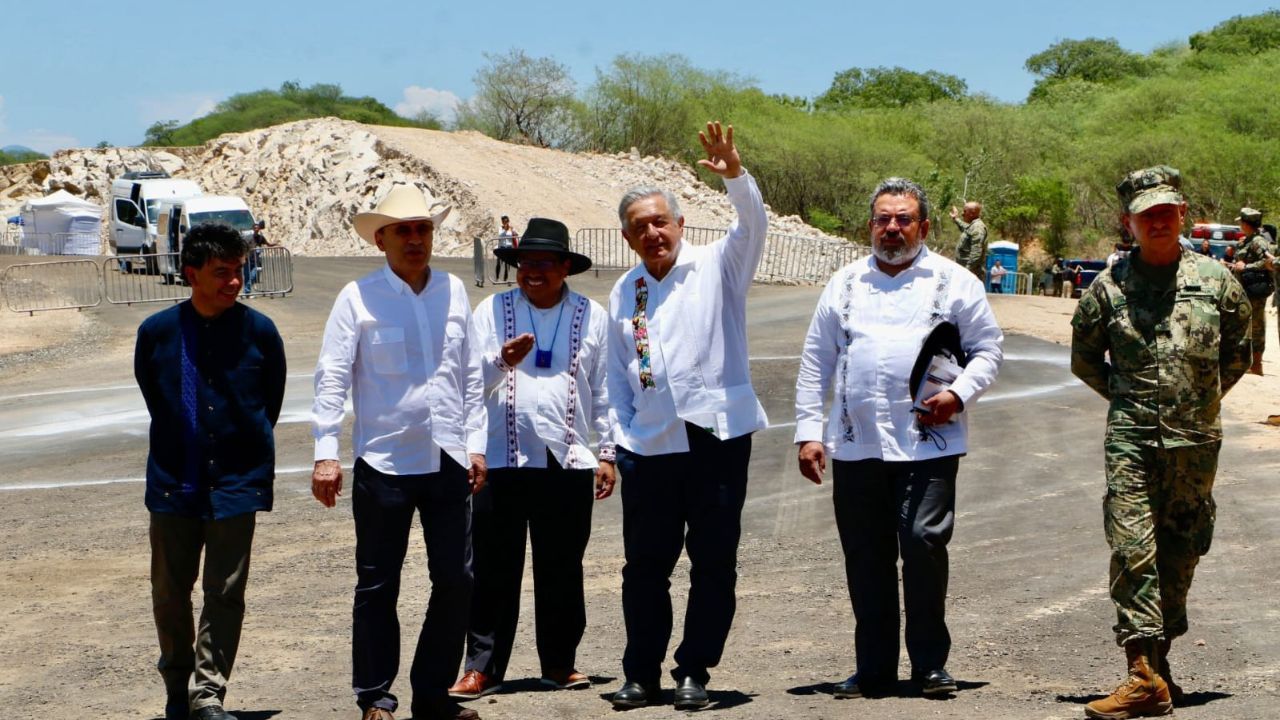 AMLO evaluó obras de caminos en Sonora y Chihuahua.