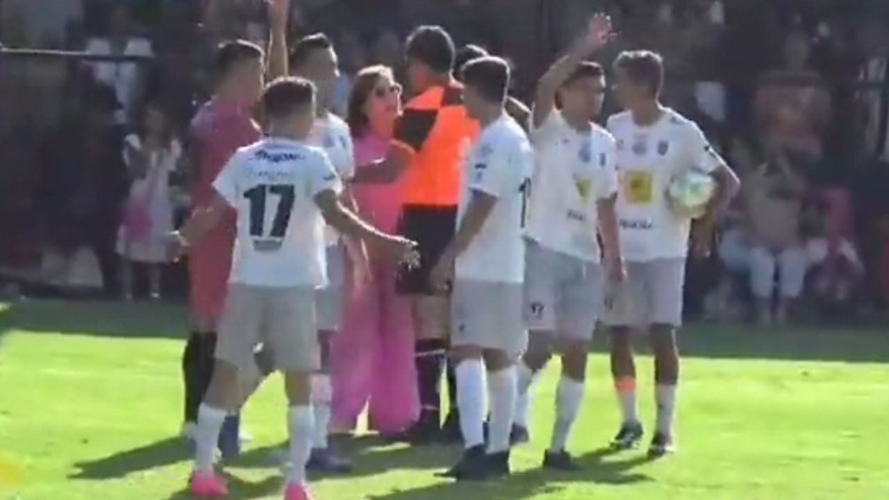 Alcaldesa de Arandas se mete a la cancha para reclamar al árbitro; su equipo gana pero lo eliminan de la Copa Jalisco