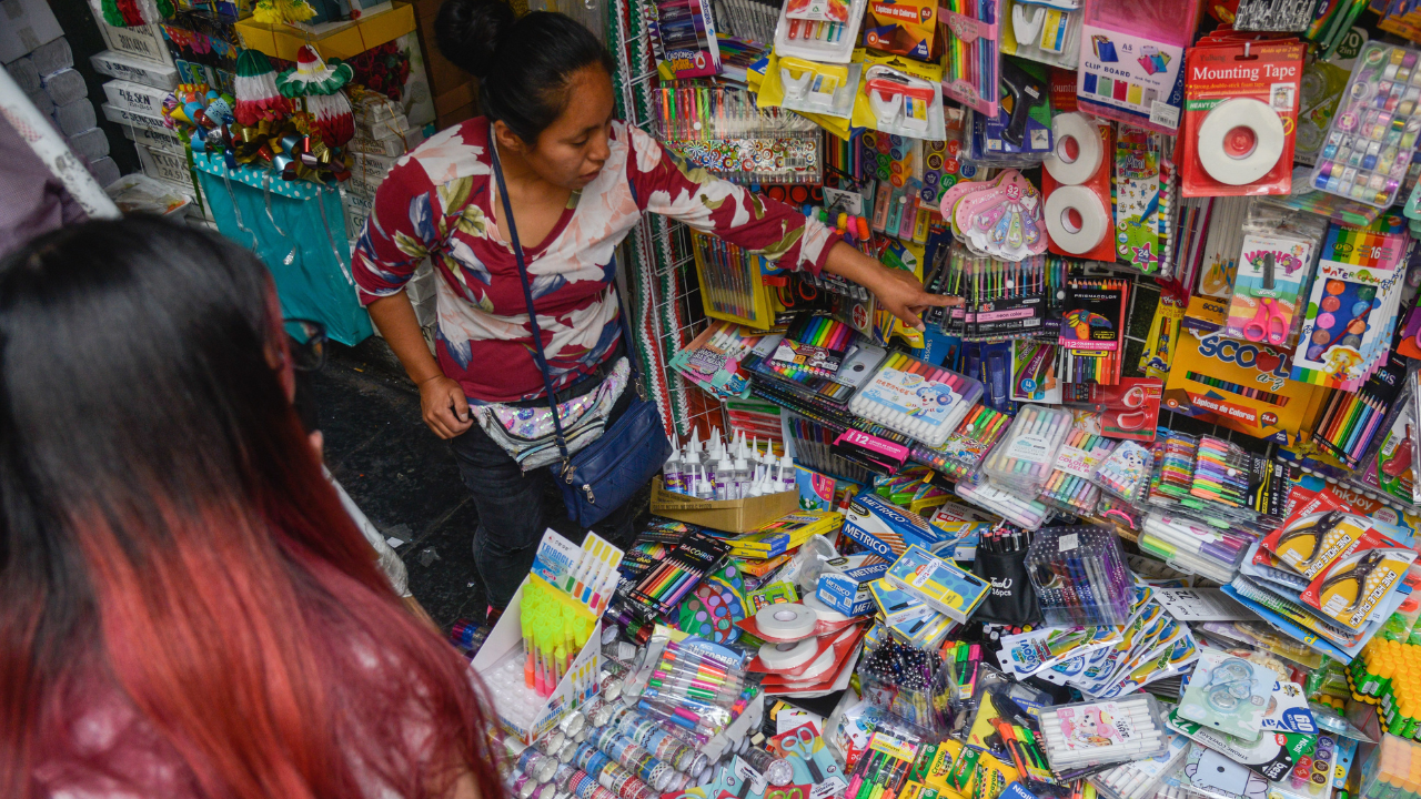 Ahorra dinero al comprar útiles y materiales escolares con anticipación y busca ofertas 