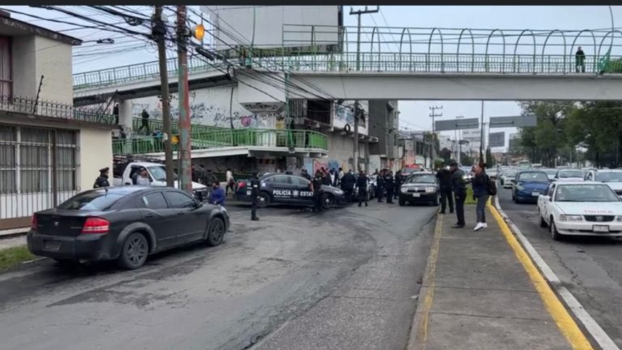 Foto: Especial | En los carriles laterales de Tolloacan, a la altura de Ciudad Universitaria en Toluca, dejaron colgado un cuerpo junto con un mensaje.