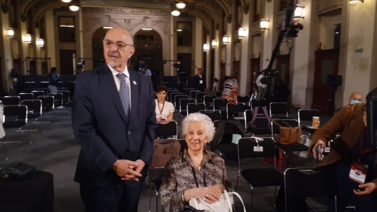 Enriqueta Estela Barnes de Carlotto, la presidenta de la asociación Abuelas de Plaza de Mayo acudió a la conferencia matutina de AMLO