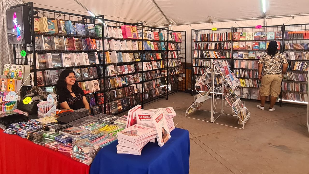 Una vendedora de libros en la Feria Internacional del Libro de Cuernavaca