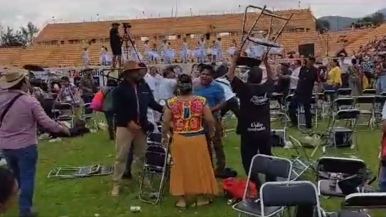 Se desata riña en Guelaguetza de maestros.