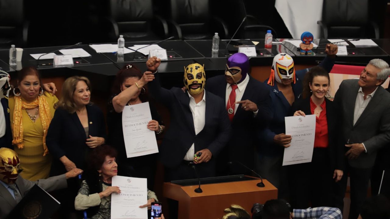 Foto: Valeria Chaparro | Premia Senado a Luchadores mexicanos