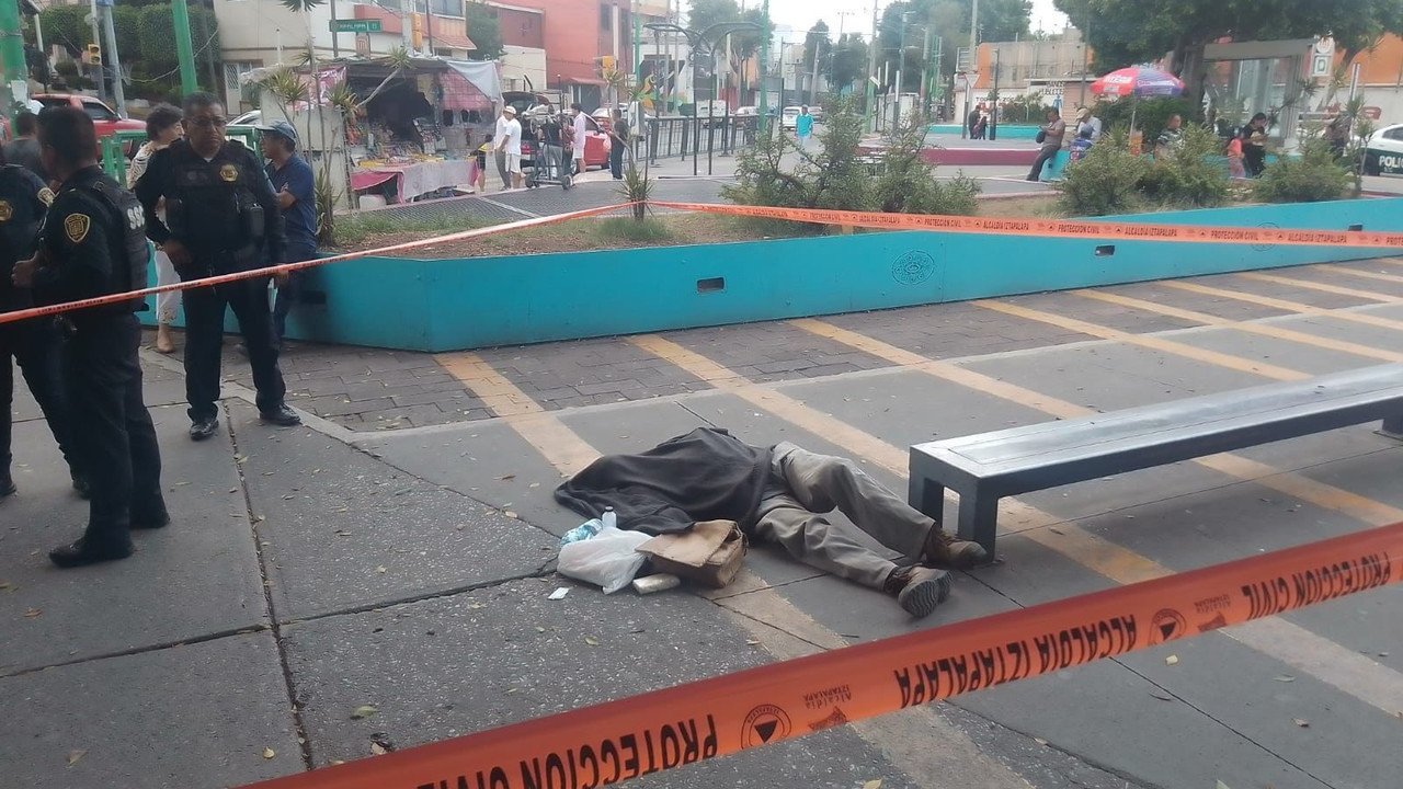 Foto: Especial | Un adulto mayor cayó desvanecido a las afueras de Metro Iztapalapa y provocó la movilización de los cuerpos de emergencia.