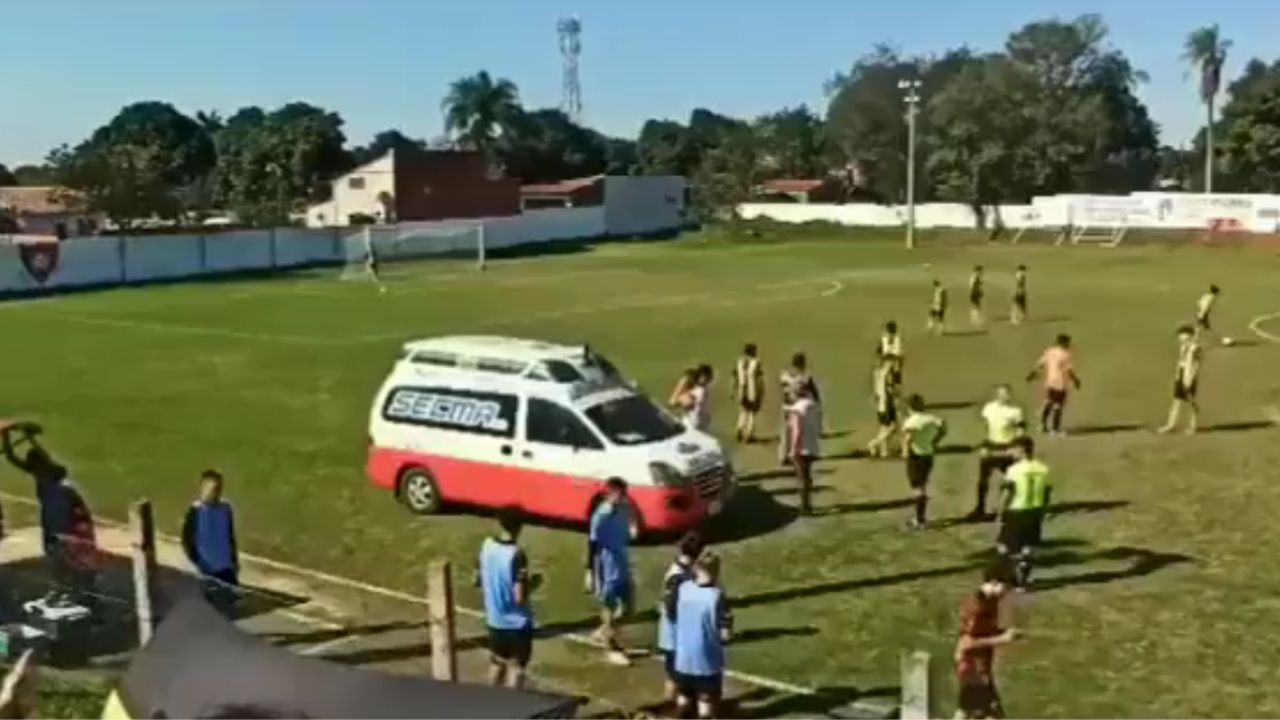 Conductor de ambulancia deja la unidad en el terreno de juego; olvidó las llaves al interior.