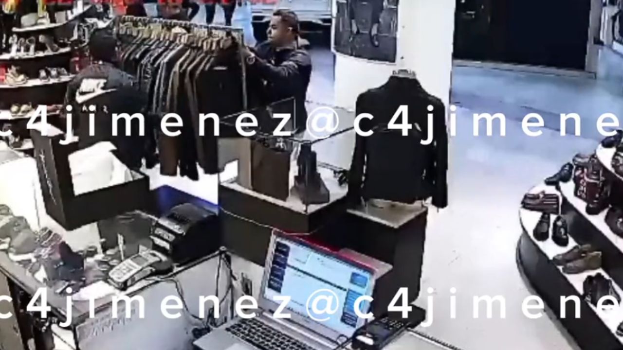 Sujetos roban seis chamarras de un boutique en Plaza Universidad.