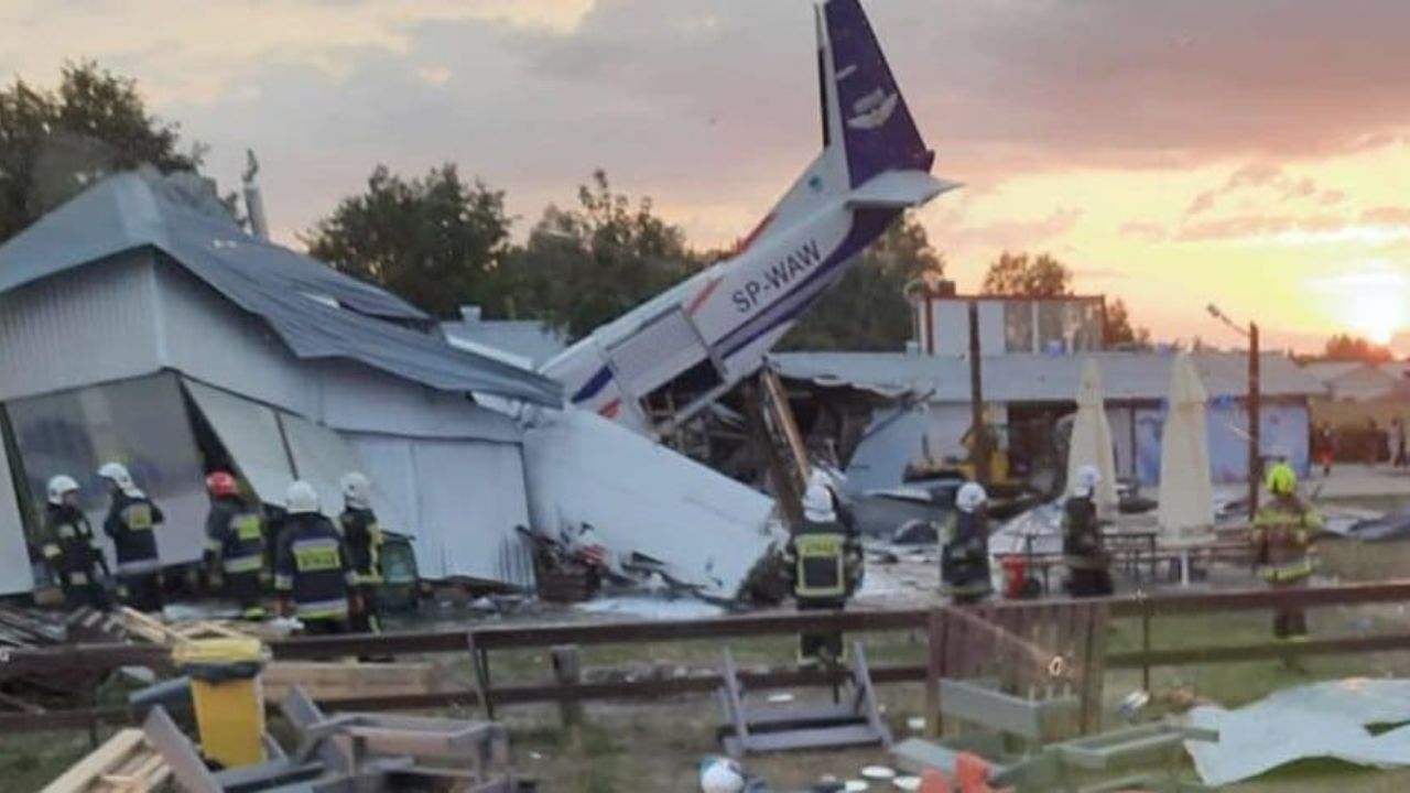 Cinco muertos en Polonia tras caída de un avión sobre un hangar