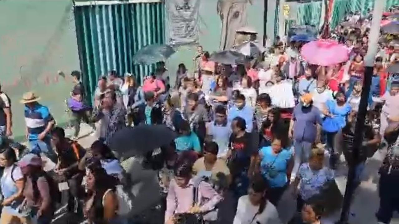 Janecarlo Lozano y simpatizantes de Claudia Sheinbaum previo a la lluvia en la GAM que canceló la Asamblea Informativa de la morenista.