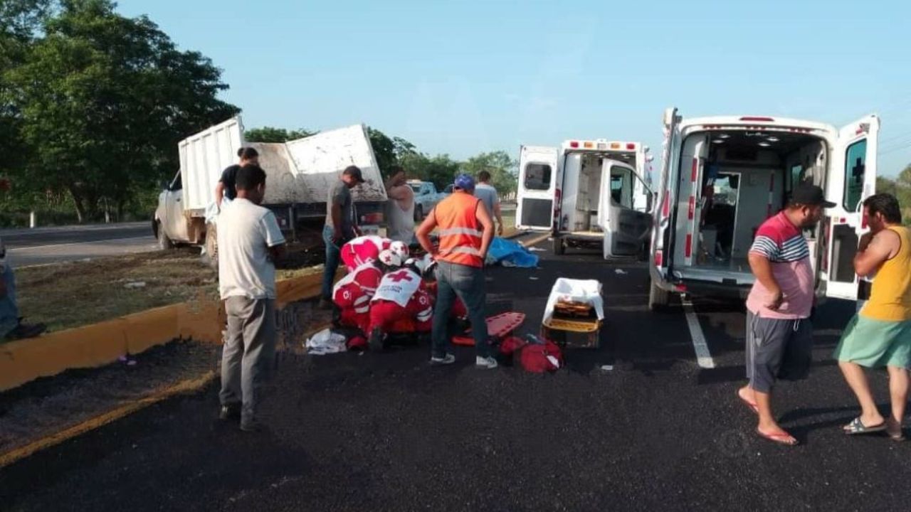 Cuerpos de emergencia acudieron al sitio para atender al so afectados por el choque; un trabajador del Tren Maya murió.