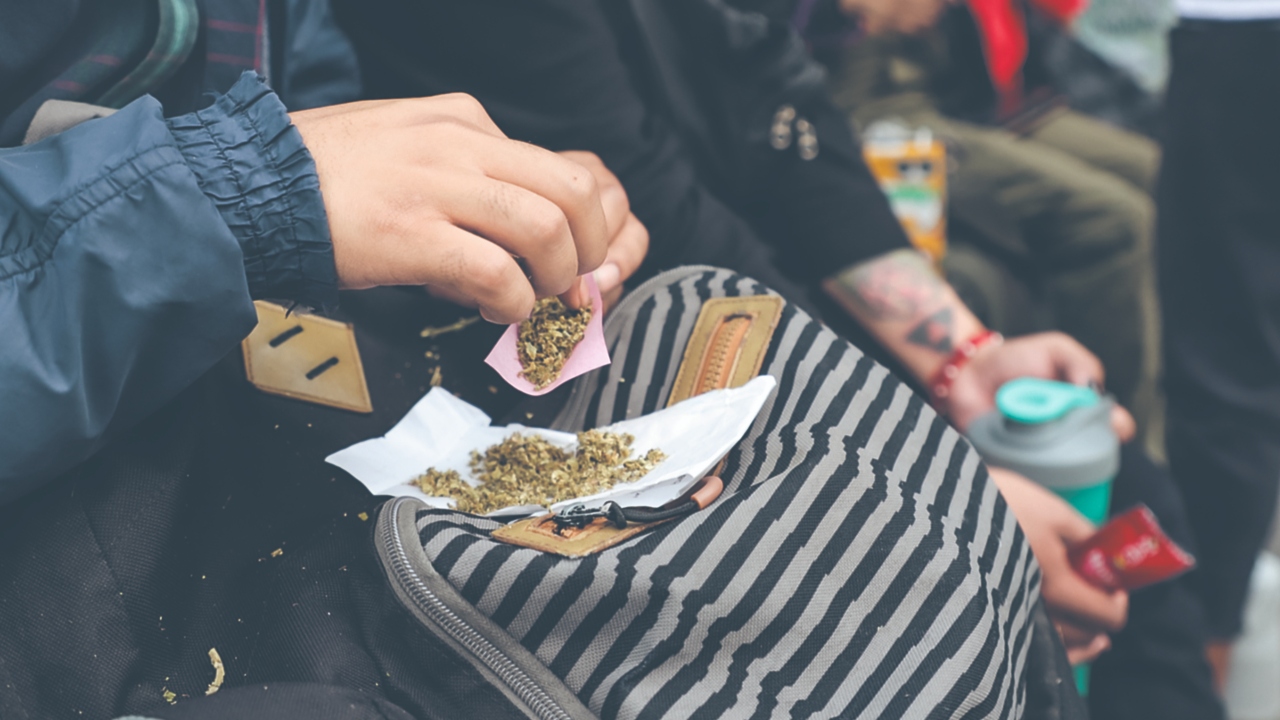 Mientras liaba un "porro" sentado frente a la Estela de Luz, el joven Zbor Rivera lamentó el cierre del llamado plantón 4/20 frente al Senado de la República